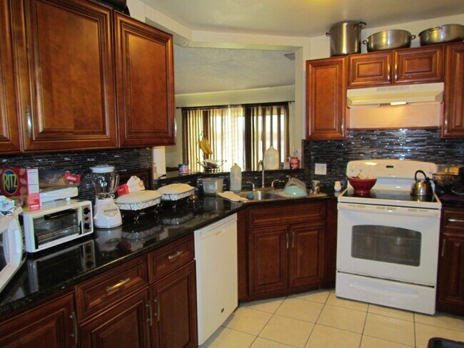 3437 NW 44th St, Unit 203 in Lauderdale Lakes, FL - Building Photo - Building Photo