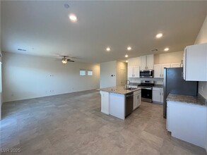 438 Blue Lark Dr in Henderson, NV - Building Photo - Building Photo