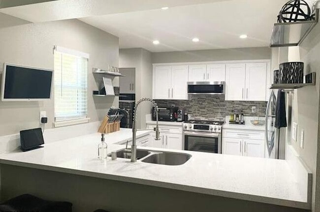 28713 Conejo View Dr in Agoura Hills, CA - Foto de edificio - Building Photo