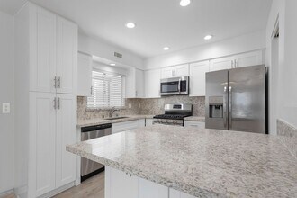 211 Fern St in Newport Beach, CA - Building Photo - Building Photo