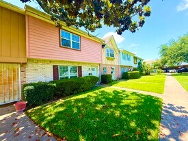 8438 Leawood Blvd in Houston, TX - Building Photo