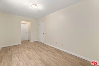 5249 Satsuma Ave in Los Angeles, CA - Building Photo - Building Photo