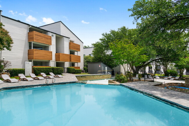 Tides at Royal Lane North in Dallas, TX - Foto de edificio - Building Photo