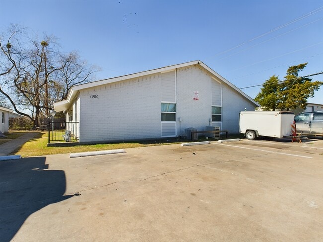1900 Finfeather Rd in Bryan, TX - Building Photo - Building Photo