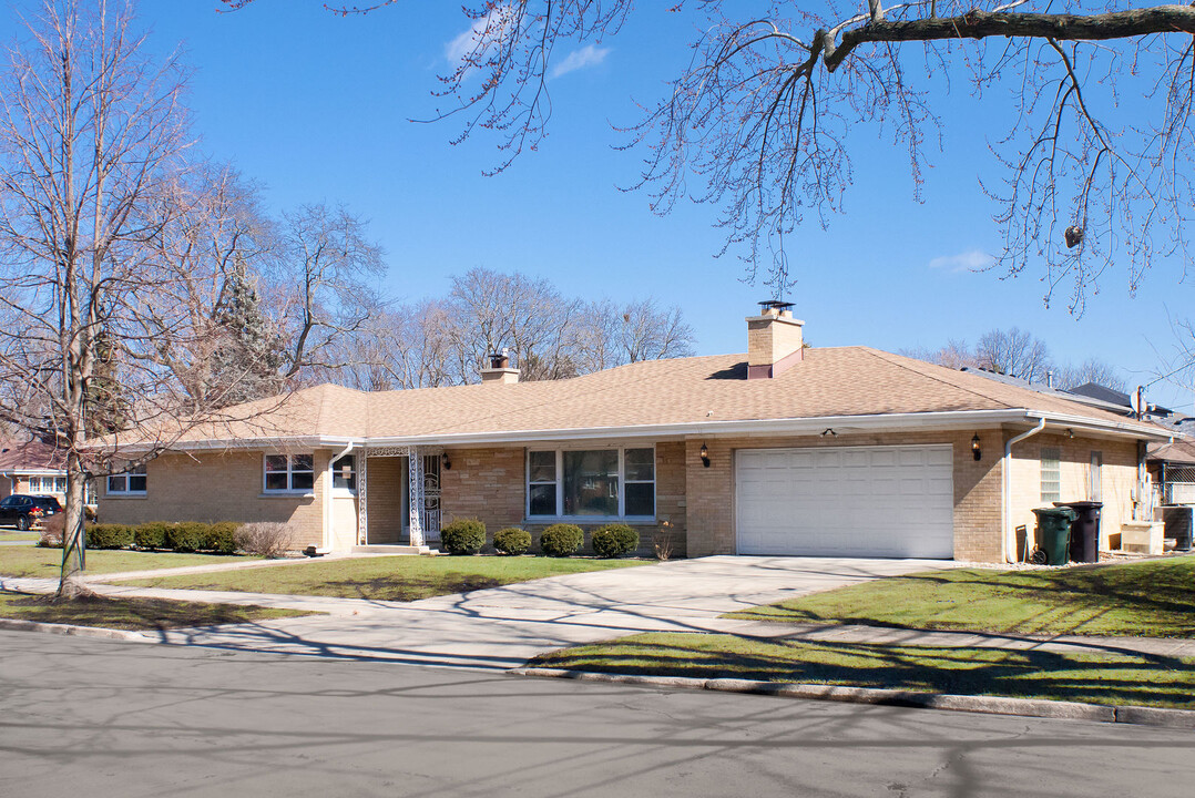 8857 N Kildare Ave in Skokie, IL - Foto de edificio