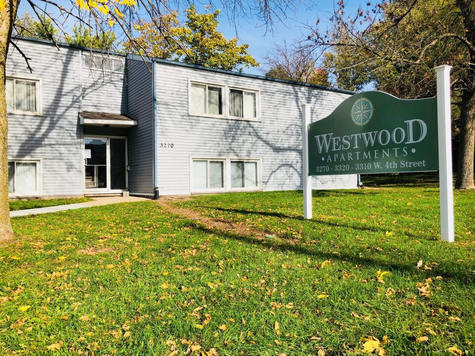 Westwood Apartments in Waterloo, IA - Building Photo