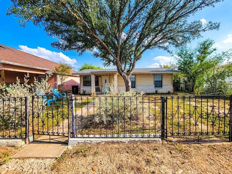 1540 Valerie Dr in Eagle Pass, TX - Building Photo