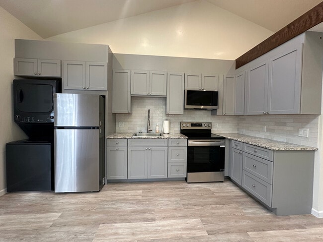 1139 Azalea Ave in Mckinleyville, CA - Building Photo - Building Photo