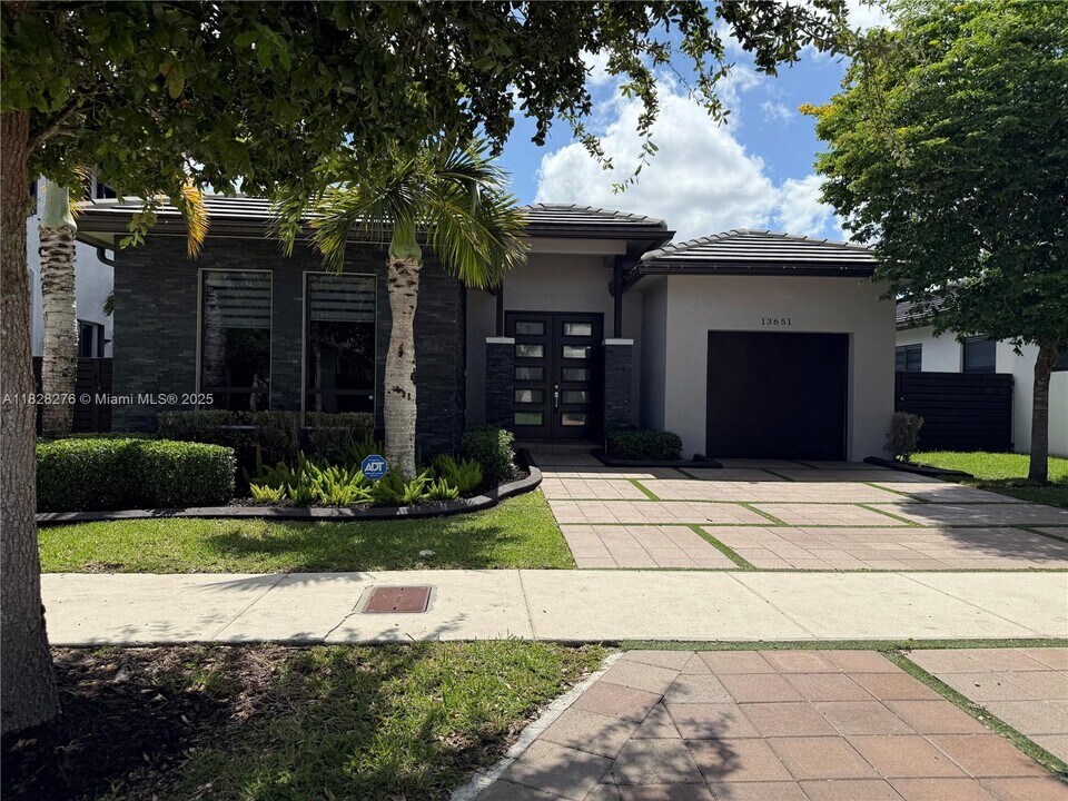 13651 SW 158th Pl in Miami, FL - Building Photo