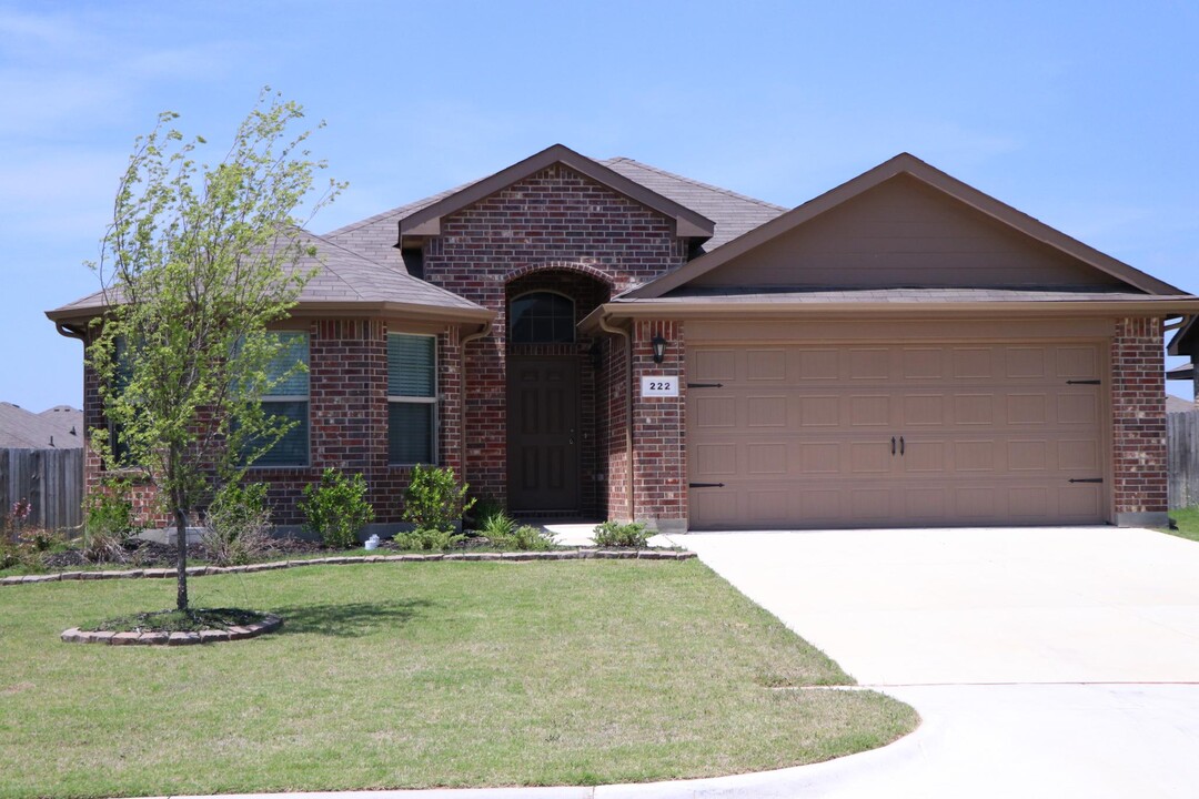 222 Meadowlands Dr in Ponder, TX - Foto de edificio