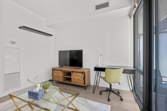 76 College St in Toronto, ON - Building Photo - Building Photo