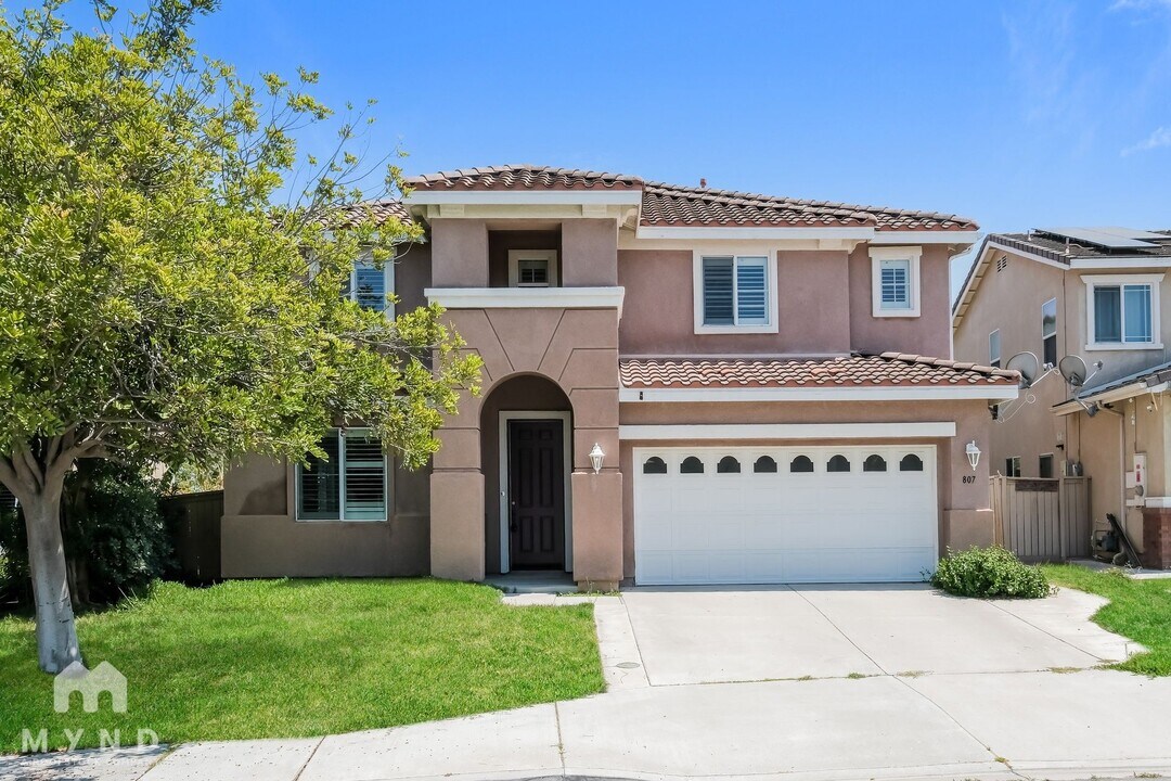 807 Via Bahia in San Marcos, CA - Building Photo