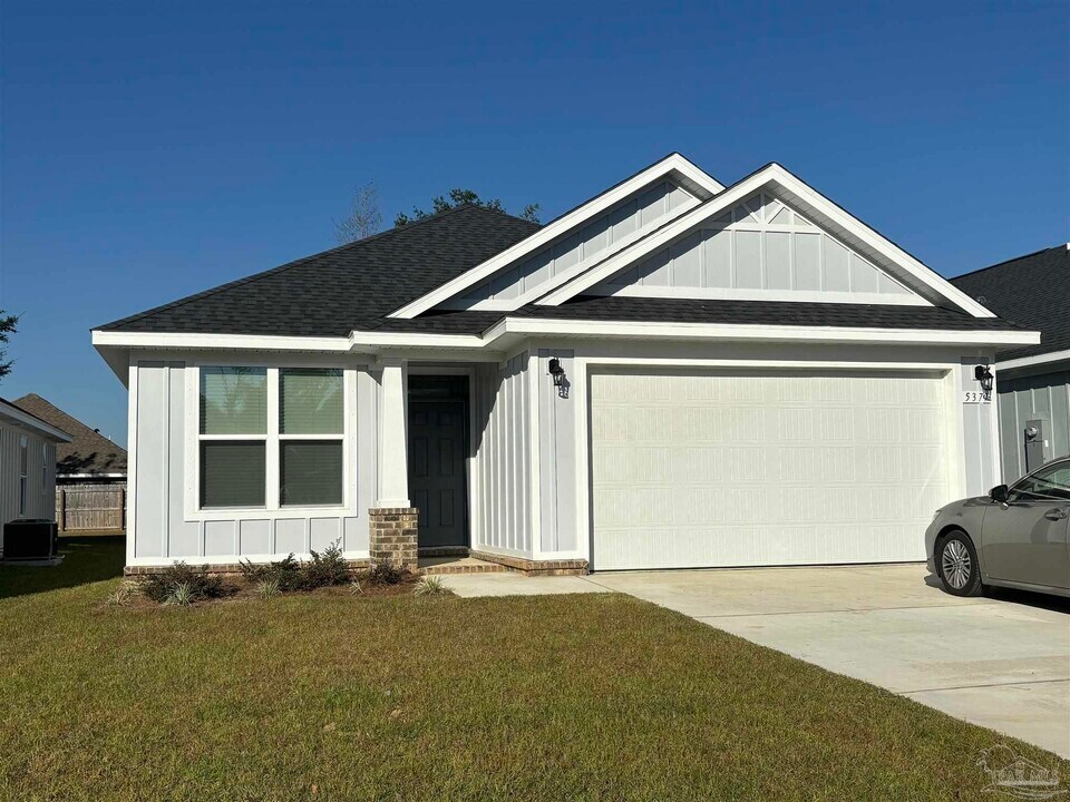 5377 Parkside Dr in Milton, FL - Building Photo