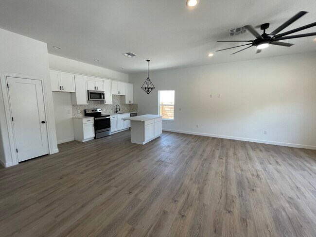 513 Sabine St in Lockhart, TX - Building Photo - Building Photo