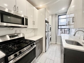 70 Post Ave in New York, NY - Foto de edificio - Building Photo