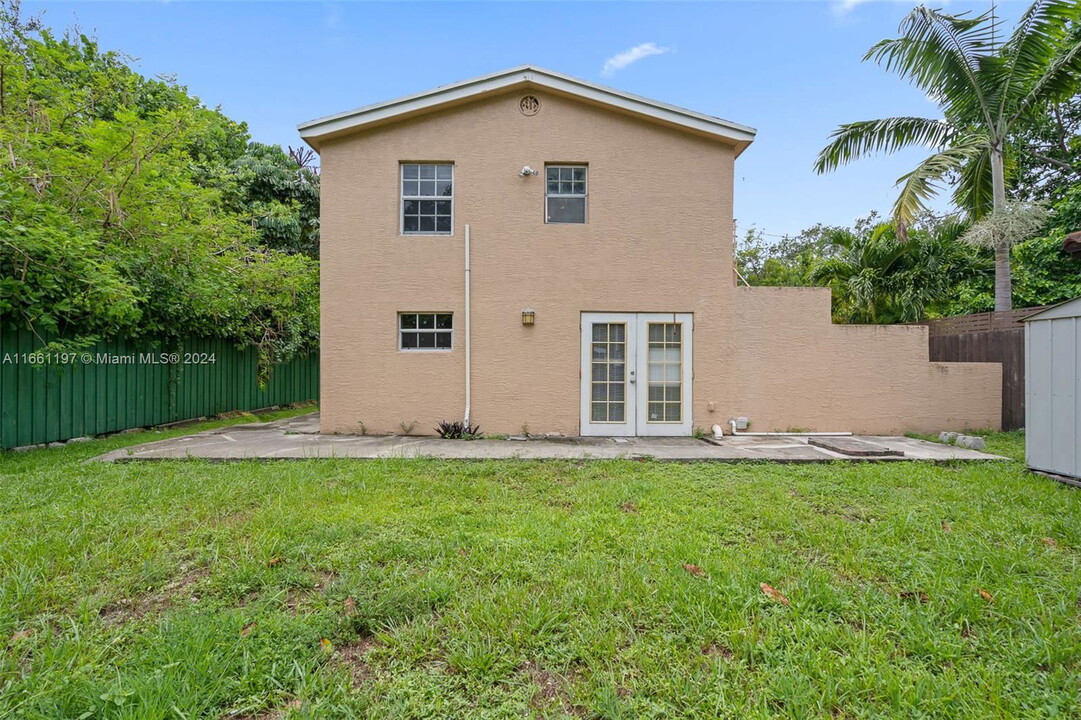 1680 NE 168th St in North Miami Beach, FL - Building Photo