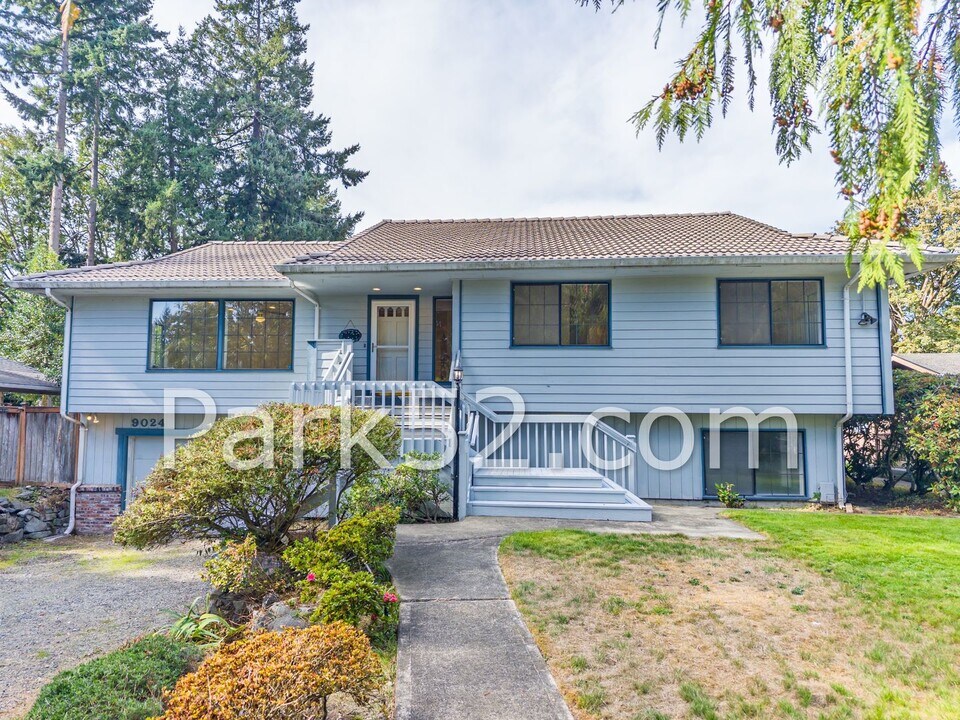 9024-9024 Waverly Dr SW in Lakewood, WA - Building Photo
