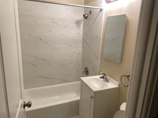 1307 College Ave in Wheaton, IL - Foto de edificio - Building Photo