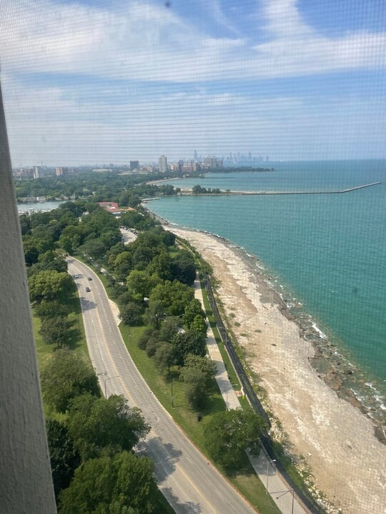 6700 S South Shore Dr, Unit 27J in Chicago, IL - Building Photo