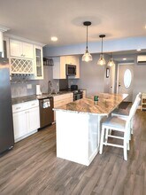 24 Logan St, Unit Unit C in Warwick, RI - Foto de edificio - Building Photo