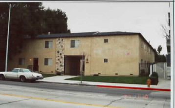 6938 Kester Ave in Van Nuys, CA - Building Photo - Building Photo