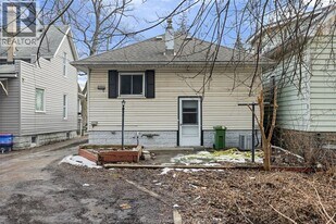 3168 Wyandotte St W in Windsor, ON - Building Photo