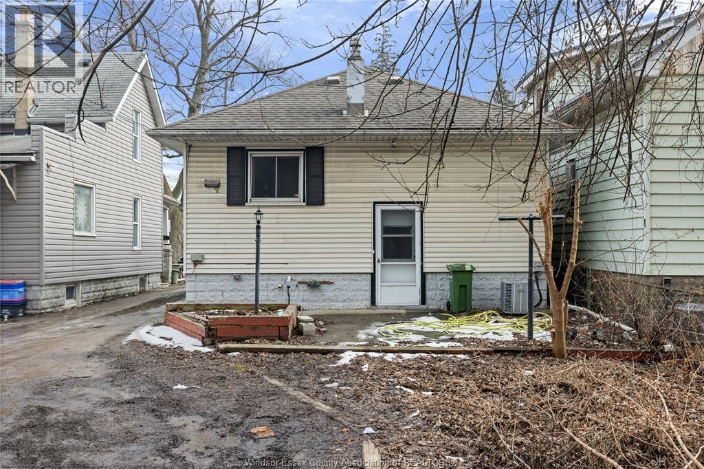 3168 Wyandotte St W in Windsor, ON - Building Photo