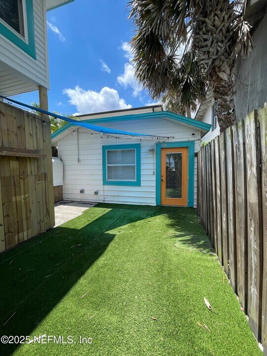 590 1st St S in Jacksonville Beach, FL - Building Photo