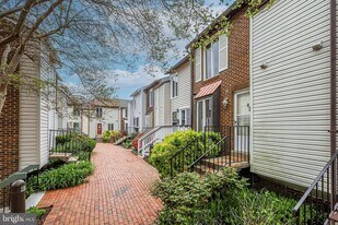 971 S Taylor St in Arlington, VA - Building Photo