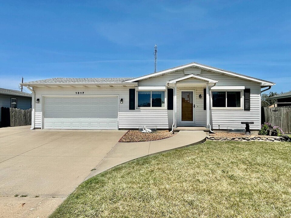 1317 E Minneapolis Ave in Salina, KS - Foto de edificio