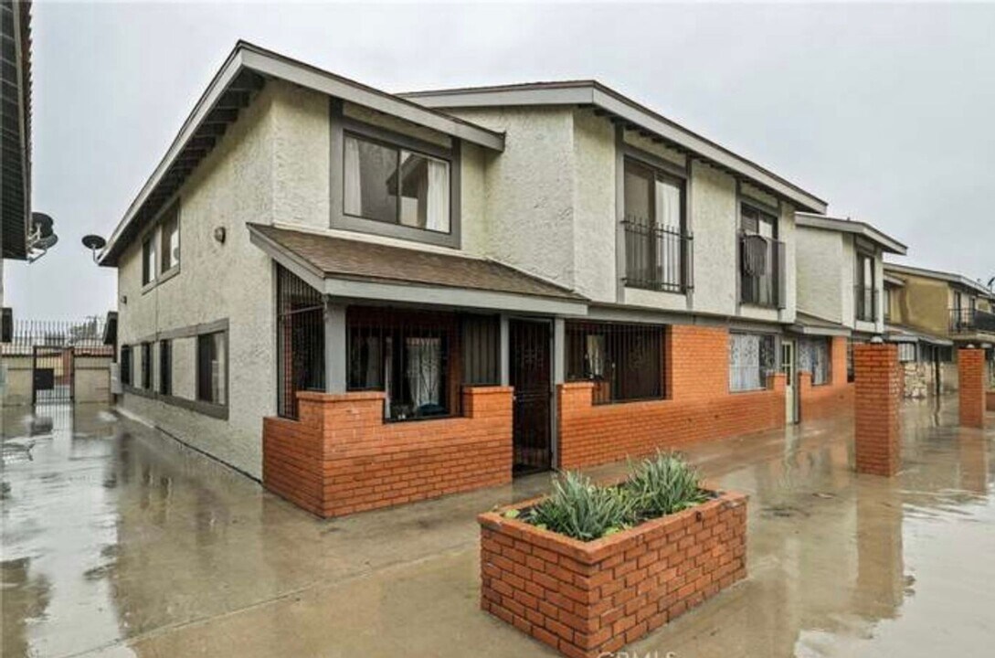 1239 W Rosecrans Ave in Gardena, CA - Building Photo