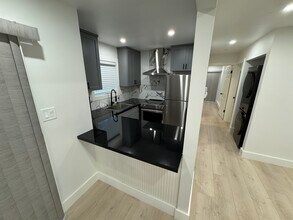 603 Woodside Way, Unit 2 in San Mateo, CA - Foto de edificio - Building Photo