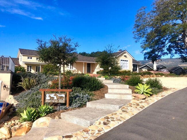 880 Cambridge Dr, Unit A in Goleta, CA - Foto de edificio - Building Photo