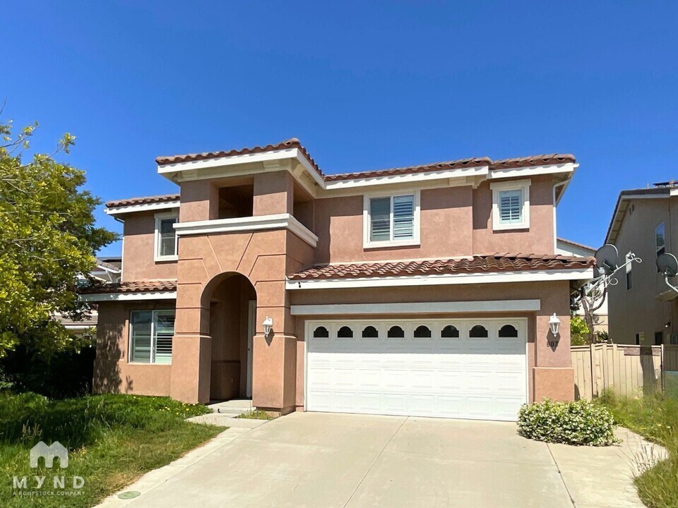 807 Via Bahia in San Marcos, CA - Building Photo