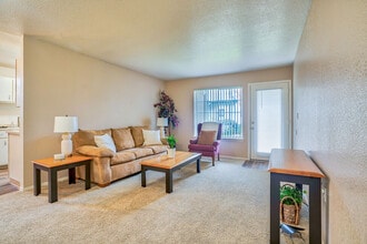 Oak Glen Apartments in Hillsboro, OR - Building Photo - Building Photo