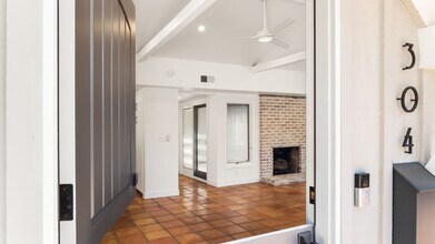 304 Larkspur Ave-Unit -304 in Newport Beach, CA - Building Photo - Building Photo