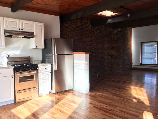 69 Broadway, Unit 3 in Chelsea, MA - Foto de edificio - Building Photo