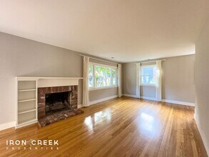 12 Chateau Pl in Asheville, NC - Building Photo - Building Photo