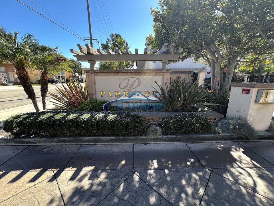 24630 Maple Ln in Los Angeles, CA - Building Photo