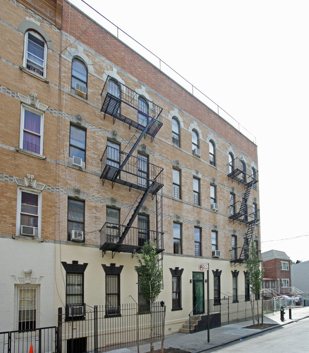 118 Mckinley Ave in Brooklyn, NY - Foto de edificio