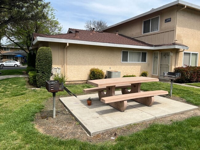 2404 Yorkton Ave in Modesto, CA - Building Photo - Building Photo