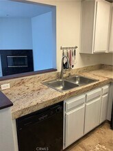 19009 Sherman Way, Unit 34 in Los Angeles, CA - Foto de edificio - Building Photo