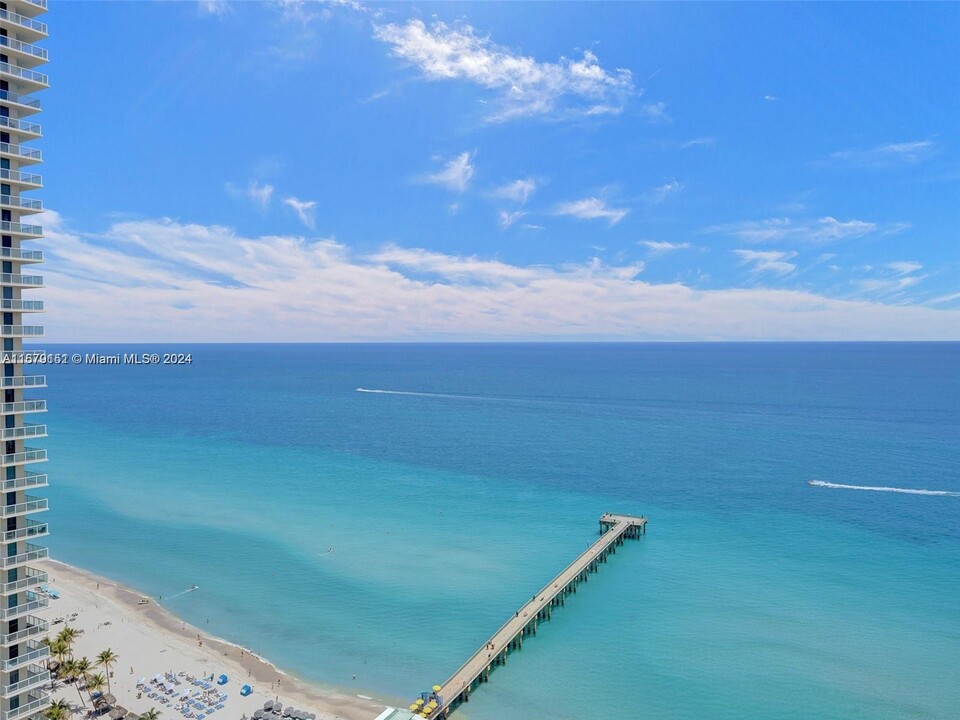 16485 Collins Ave, Unit PH35C in Sunny Isles Beach, FL - Building Photo