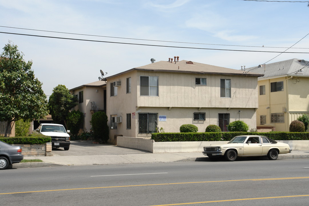 6634 Woodman Ave in Van Nuys, CA - Building Photo