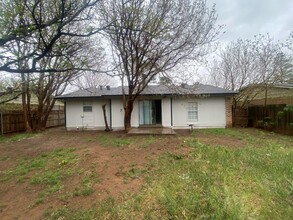 8216 Elkridge Ave in Lubbock, TX - Foto de edificio - Building Photo