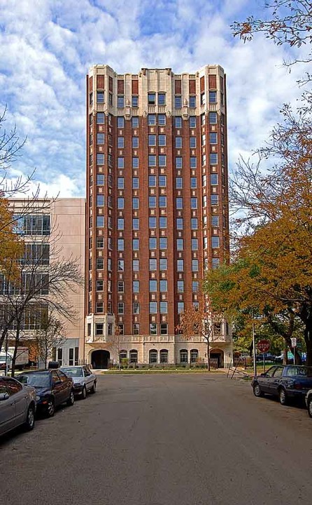 Silver Cloud Condominiums in Chicago, IL - Building Photo