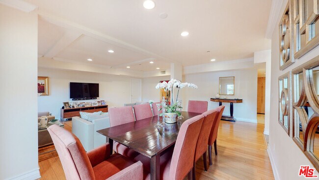 118 S Clark Dr-Unit -105 in Los Angeles, CA - Building Photo - Building Photo