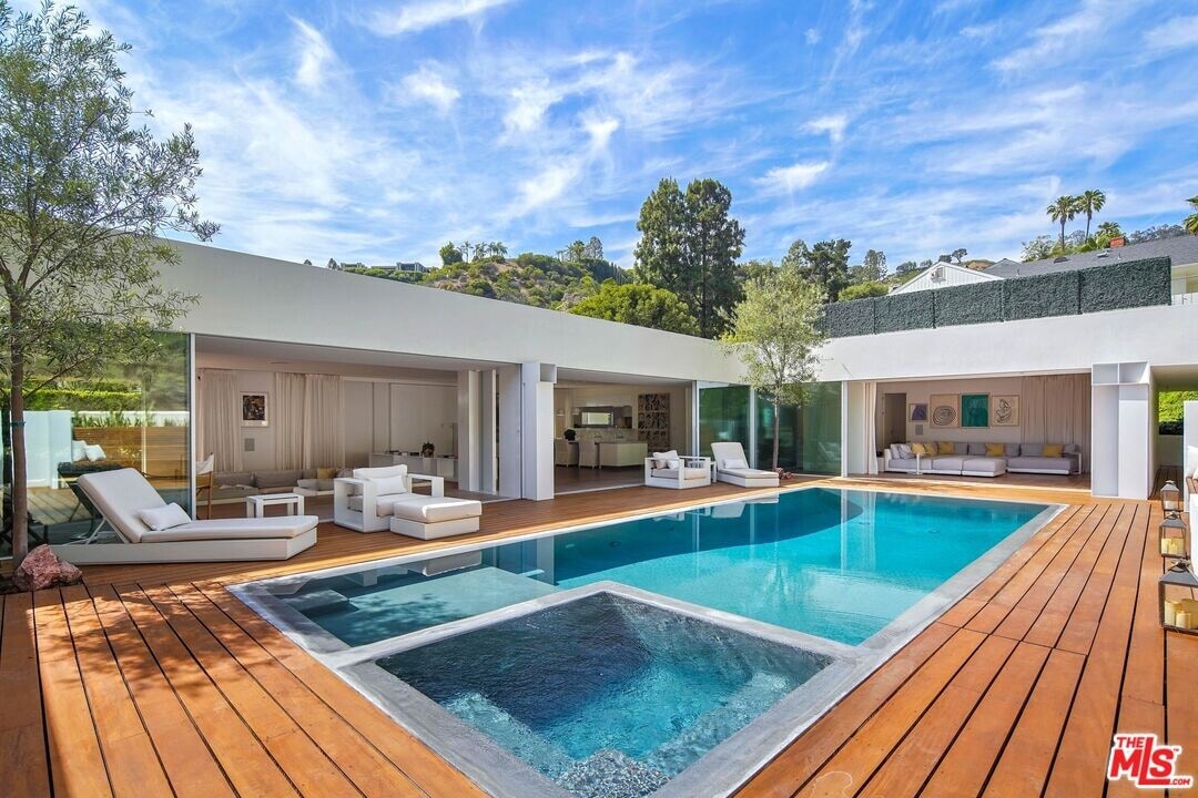1106 N Hillcrest Rd in Beverly Hills, CA - Building Photo