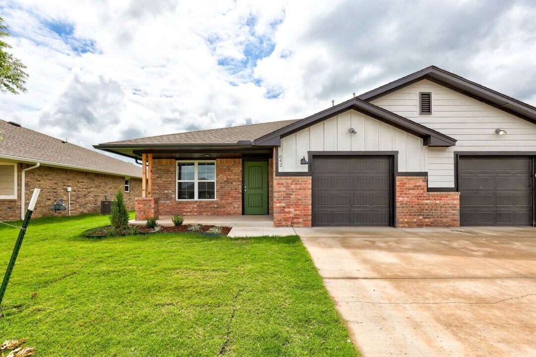 642 Juniper St in Washington, OK - Building Photo