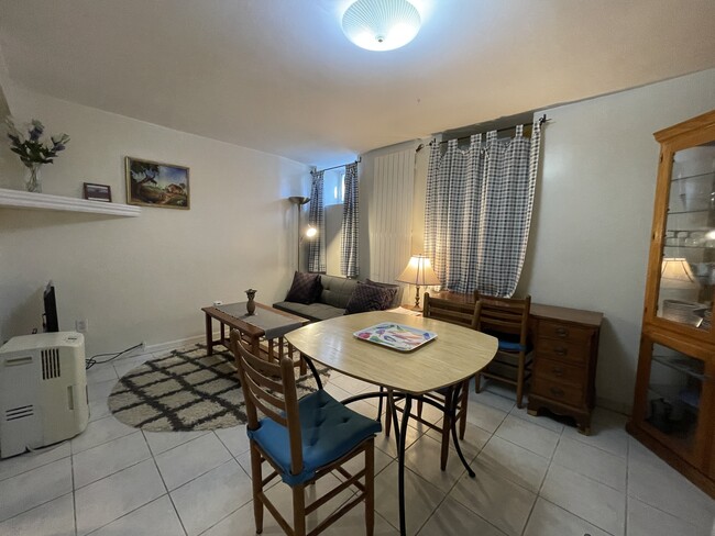 54 Hobson St, Unit garden level in Boston, MA - Foto de edificio - Building Photo